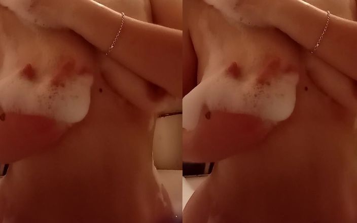 Ginger studio: Banyoda göğüslerimi ve amımı göstererek kendime dokunuyorum.