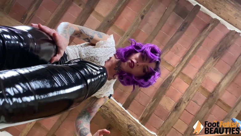 Foot Fetish HD: Purple chick Lavey เหยียบของเล่นตัวเล็กๆ