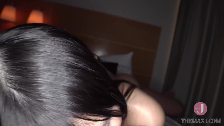 JAV Amateur: Su coño afeitado está muy mojado, y se traga una...