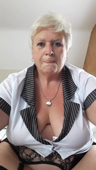 Uk Joolz: Webcam fun - Fucking that pussy of mine on cam