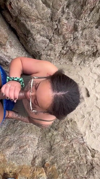 Marley Bee San Francisco'daki Ocean Beach'te yarak emiyor