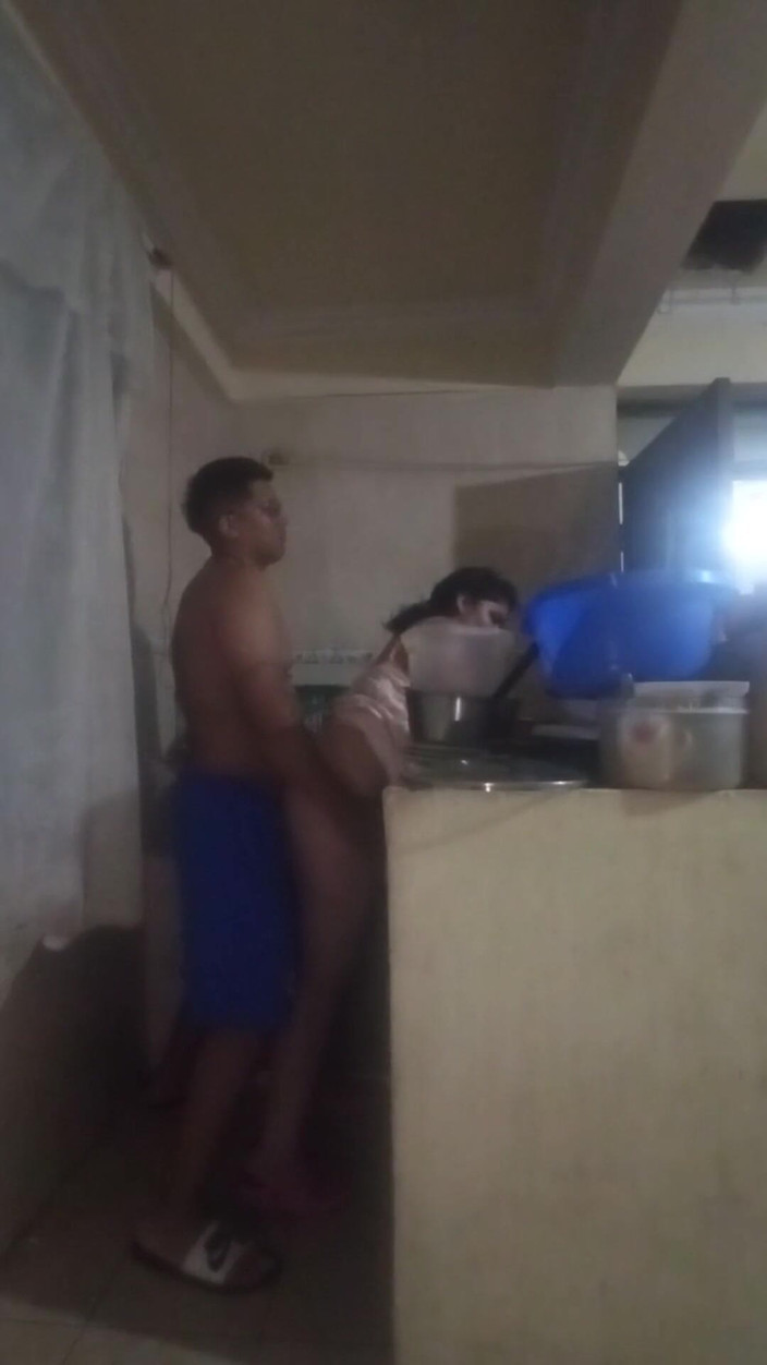 E-Alfa: बॉस मुझे चोदने के लिए किचन में आता है, उसका लंड मुझे उत्तेजित करता है