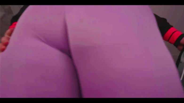 AssGives: Bersantai dengan pantat besar