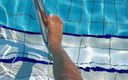 Fetish intimmedia: 热辣的脚在泳池里玩耍