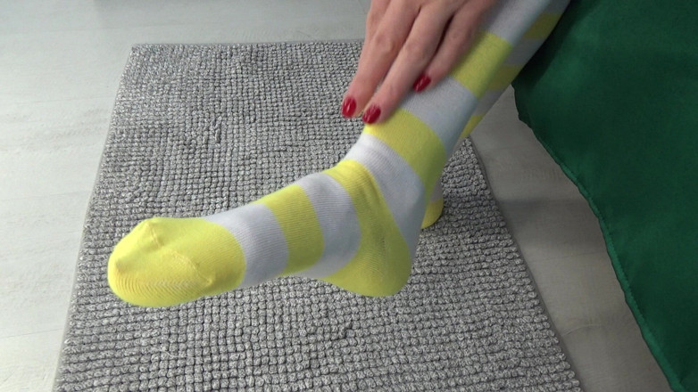 AnnaBUST: ストライプの靴下でのソロ