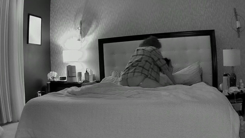 SavvyStar: Mama vitregă a primit un vibrator legat nou!