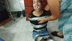 Selfgags Latina Bondage: Cewek ini memohut babysitter ini untuk diikat dan disumpal lagi...