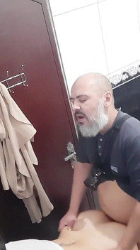 El a invitat la film supt lesbian și futai în baia barului.