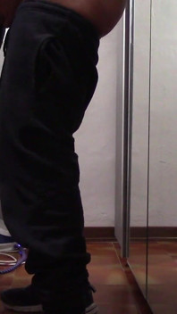 La milf con hermosas piernas y pantimedias planchas y es tocada y follada