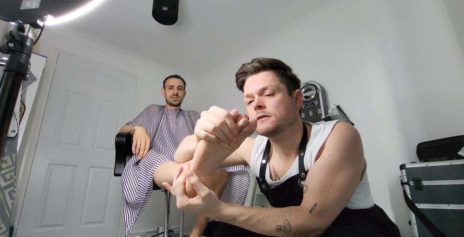 My Barber Has a Foot Fetish! (Twotwinkhusbands) My Barber Has a Foot Fetish! (Twotwinkhusbands)