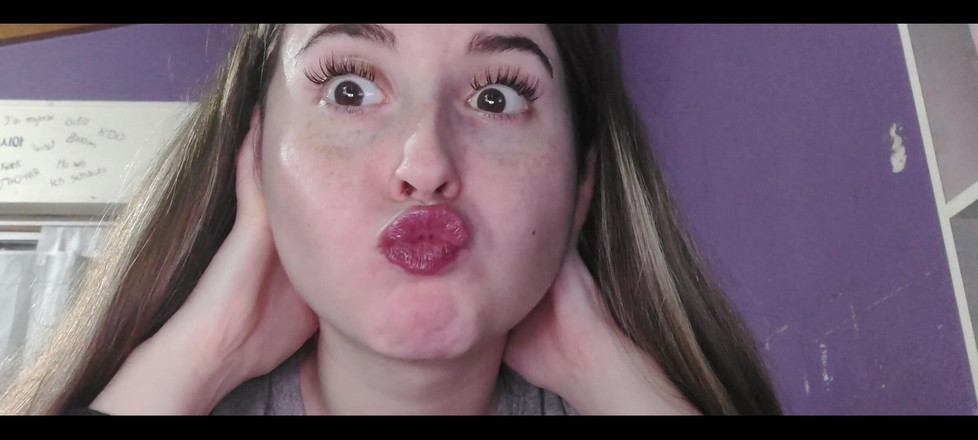 RavenHearth666VIP: 家を出る前にピンクの口紅を塗る