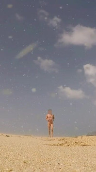 未割礼のヌーディスト男性がステートビーチで勃起したまま走る