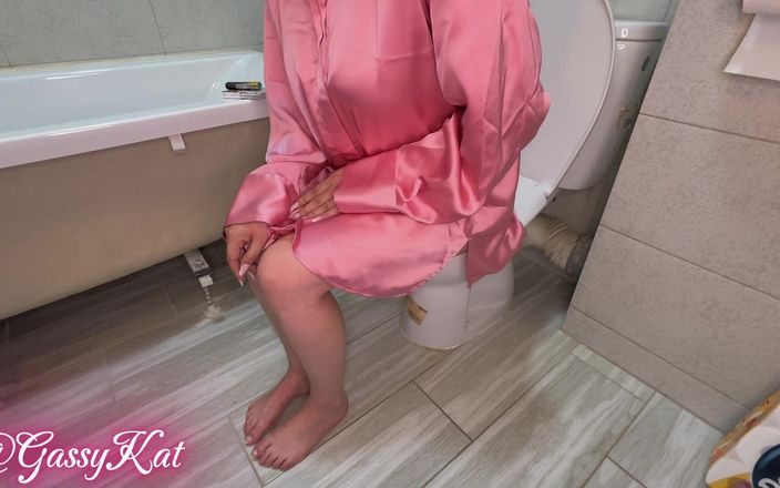 GassyKat: De luide toilet scheten van de rokende godin