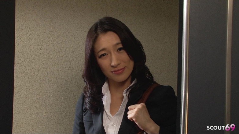 Asian porn collection: Nimfomanka japońska dojrzała nauczycielka uwodzi wielkiego kutasa chłopca do ruchania...
