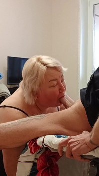 Nach einem blowjob fülle ich den mund meiner freundin mit sperma und sie isst es
