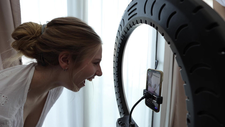 Oliver Strelly: Stiefvater Erwischt Stiefsohn Mit Süßer Schlampe Und Fickt Sie Den