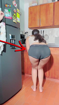 Pembantu rumah baru di rumah ibu bapa membuatkan saya miang
