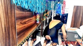 캣수트를 입은 열대우림녀가 꽉 조이는 엉덩이에 검은 색 17인치 딜도를 따먹습니다.