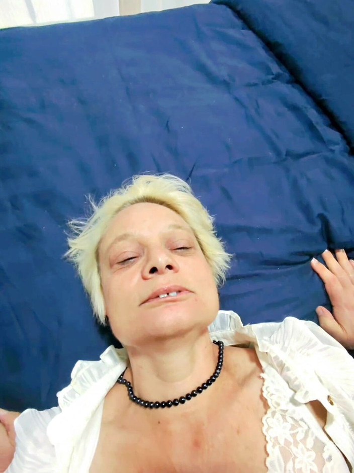 Sofy13: Ele Espalha Minhas Coxas Na Beira Da Cama E Fode...