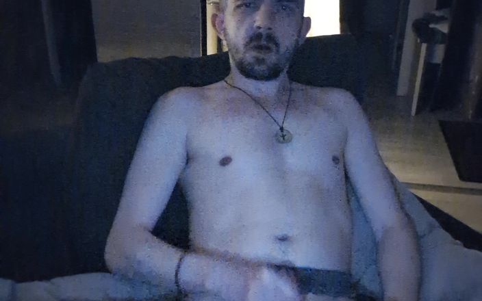 kinkygaynudist: Мужик-гей дрочит и курит