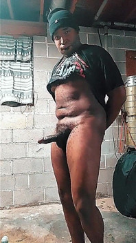 Sexy Hráč jock škrtí obřího ptáka s přáteli ve vedlejší místnosti
