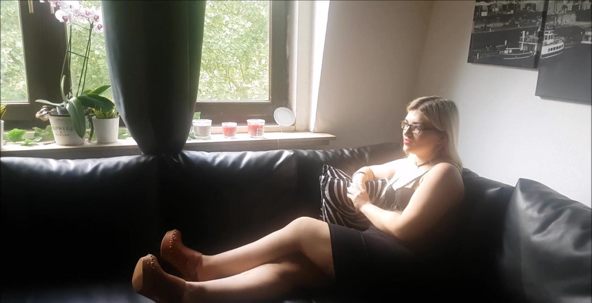 Mariella Sun: I Need a Foot Massage and You'll Get a Footjob!