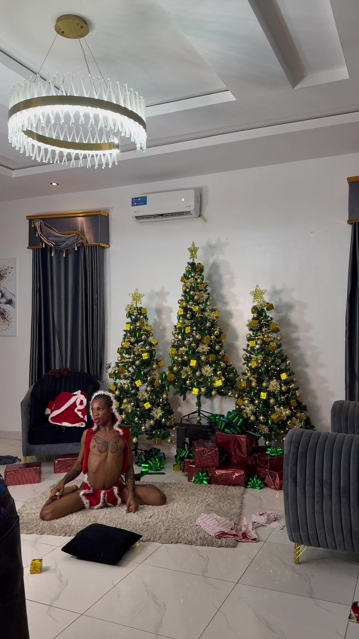 Baddestboyx: Size mutlu noeller ve mutlu yıllar diliyoruz! Kutlamalarınız muhteşem neşeli...