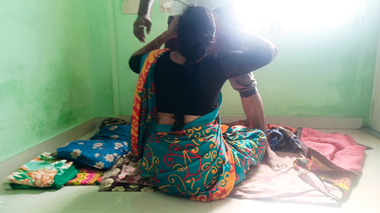 Inba: एपर्टमेंट आंटी पति मैनेजर के साथ चूसती और चोदती है