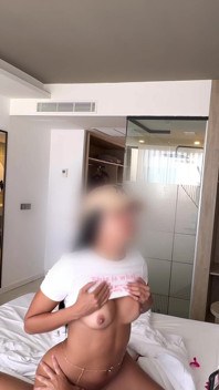 Hermanastro usa drone para atrapar a la hermanastra latina tomando selfies en topless y ver lo que sucede al final