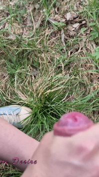 Stiefdochter geeft haar stiefvader een geweldige aftrekbeurt en pijpbeurt in de weide