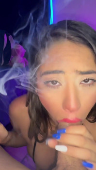 Sexy Mädchen Im Kleinen Bikini, Deep Throat Auf Meinem Schwanz Raucht Zigarette