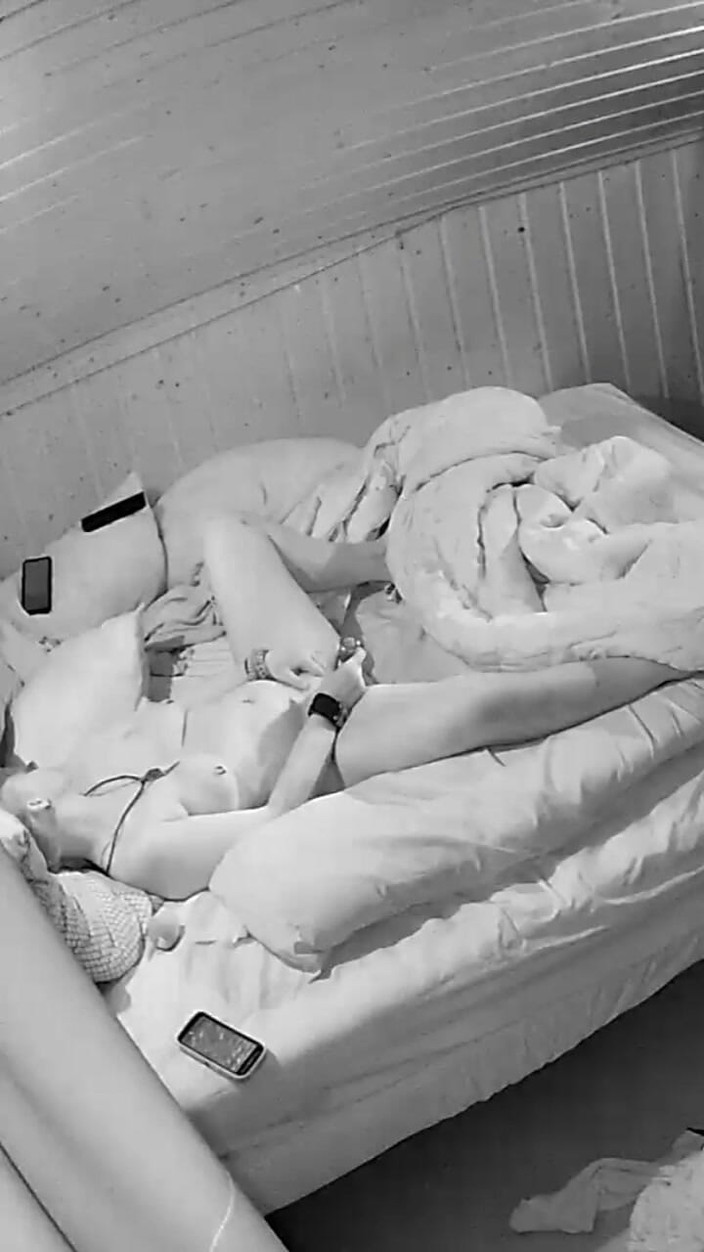 KittieNoOne: güzelden iki kez uyumak için iki kez boşalıyor