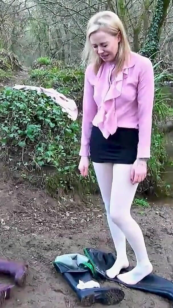 UKCuteGirl Lucy Lauren: 秘書の白いタイツは、間違ったウェーダーでびしょ濡れになった