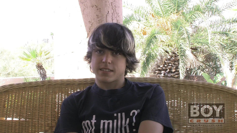 Boy Crush: Tristan di pinggir kolam renang