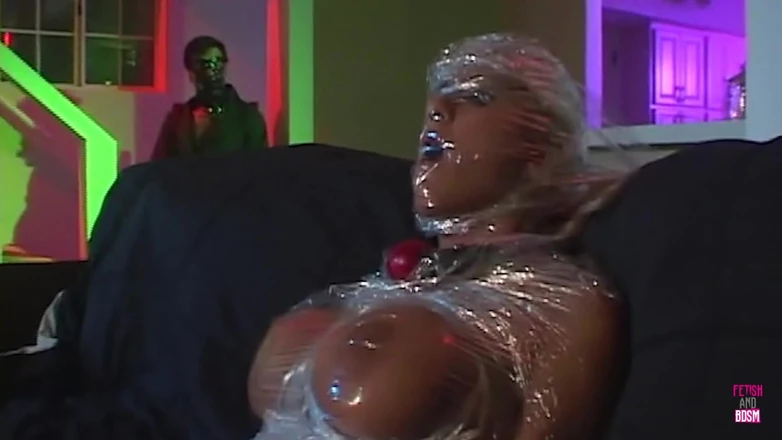 Fetish and BDSM: Eine super sexy schlampe mit großen falschen titten hat eine...