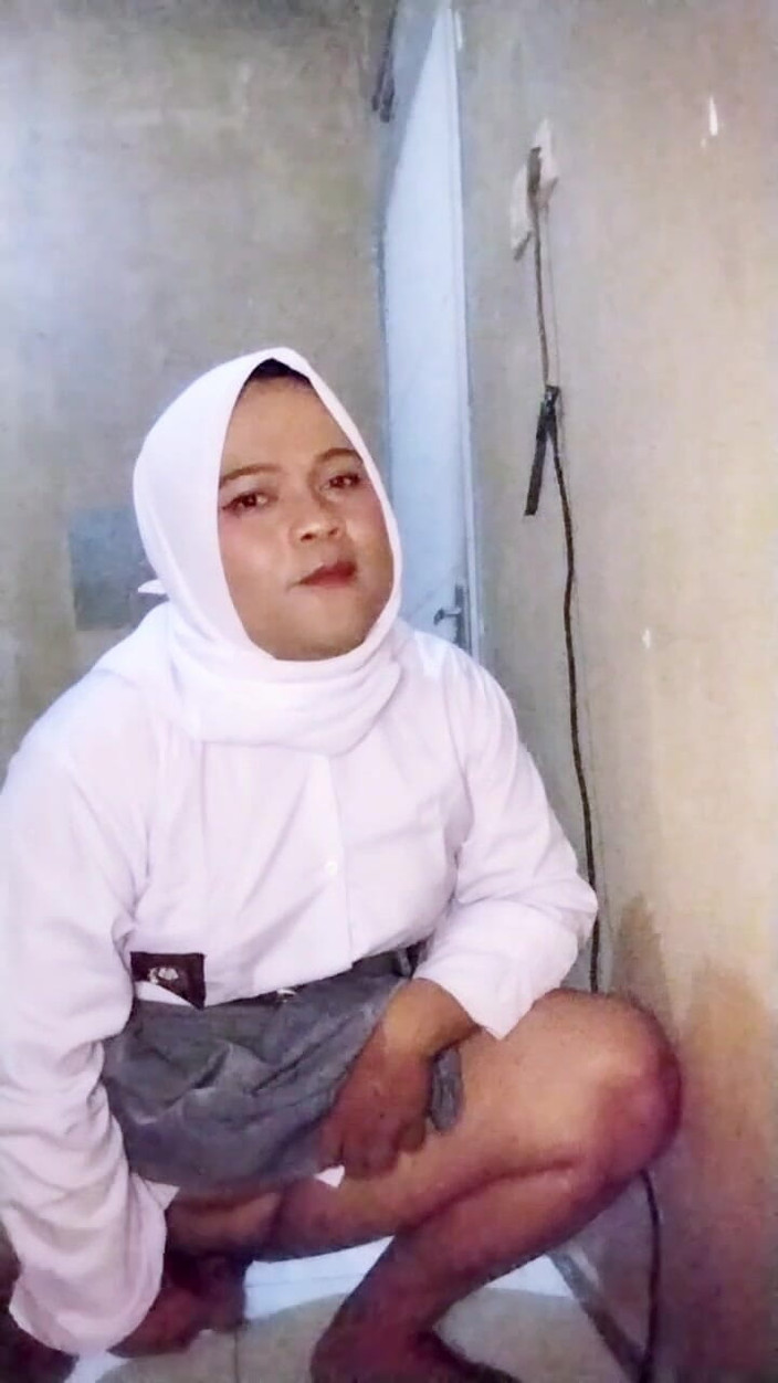 Ivvy Crossdresser: Hidżab Waria nosi mundurek szkoły średniej (ponownie), spełnia dzikie fantazje swoich fanów