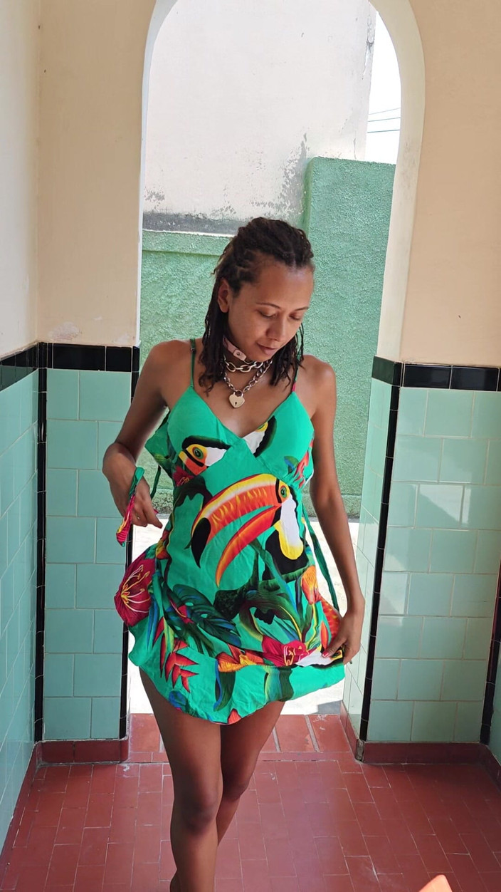 Lily Slav: スキニー サブミッシブ ストリップ