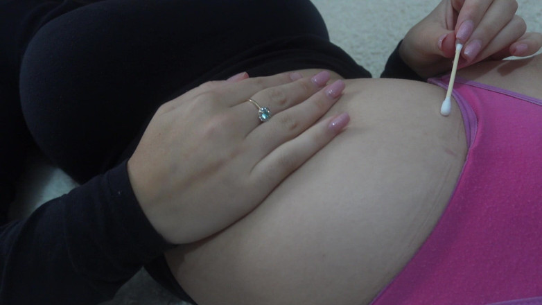 AmayaMori: Une Demi-sœur Latina Nettoie Son Nombril Avec Un Coton-tige Puis...