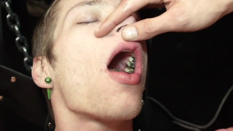 The fuckers raw studio: Bukkake amatör med Gay Twinks suger alla sina vänner till...