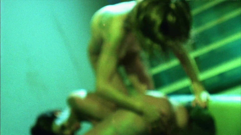 Wet and Wild Lesbians: Sexy tetované dívky dostanou vodní zábavu a hrají si se...