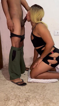 Uomo nero e ben dotato scopa donna trans