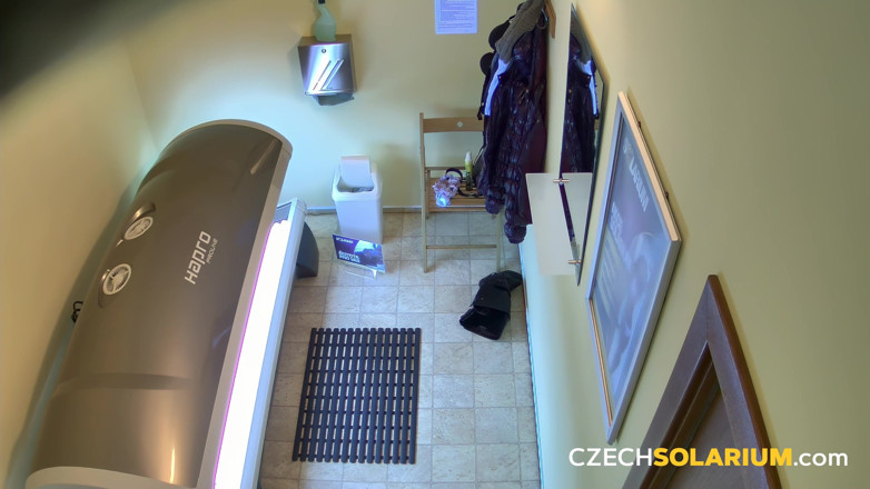 Czech Solarium: Solarium tchèque 6 : une brune se déshabille comme si elle possédait...