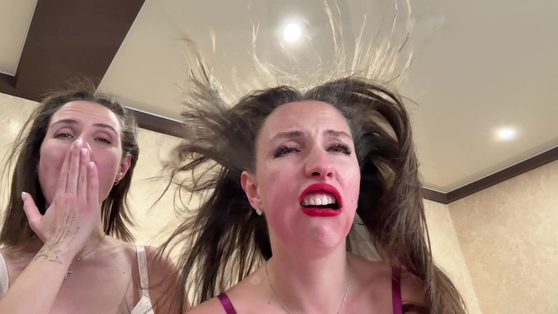 Hottie goddess: Sudut pandangan pertama permainan muka awek kembar