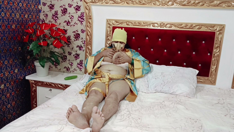 IndianDesiBabhi: Huge Boobs Curvy Muslim Aunty Masturbate by Cucumber