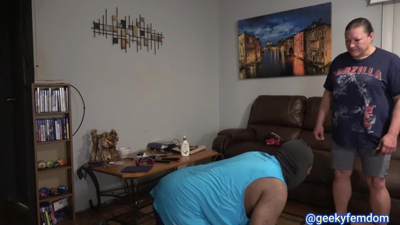 Geeky Femdom: Lady O избивает хлюпа