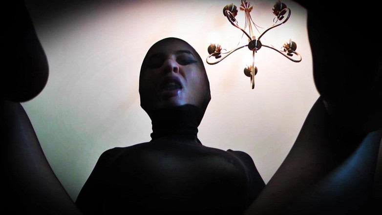 Goddess Celine: Nylonowa obudowa