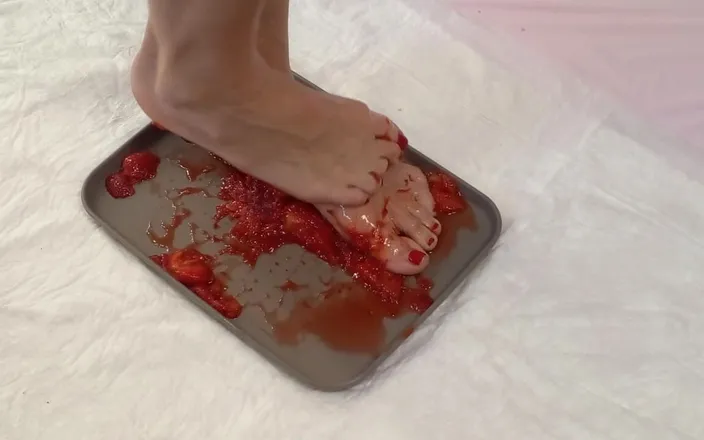 AnnaBUST: I Trample Strawberries with My Feet and Pee in Them