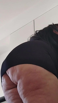 Quente madrasta gordinha, fãs solo em câmera lenta, na cozinha com vestido