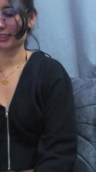 Jeune Fille Latina Aux Seins Magnifiques Et Au Cul Parfait Se Laisse Plaisir Avec Ses Jouets