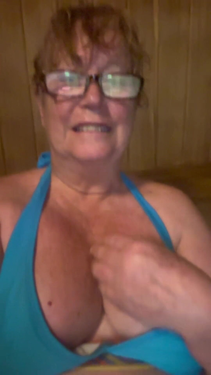 Big Ass 4 U: Saunada göğüslerimi sağ